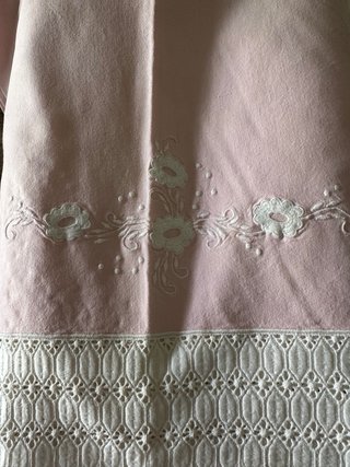 Precioso juego de cama bordado hilo rosa