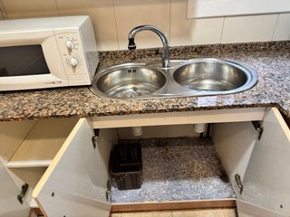 Cocina en L de madera y piedra
