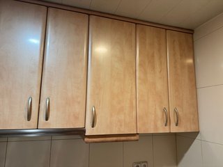 Cocina en L de madera y piedra