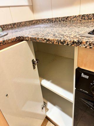 Cocina en L de madera y piedra