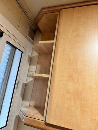 Cocina en L de madera y piedra