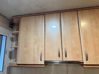 Cocina en L de madera y piedra