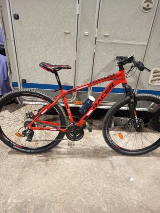 Bicicleta de montaña roja