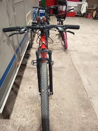 Bicicleta de montaña roja