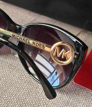 Cartera negra y Gafas de Sol .