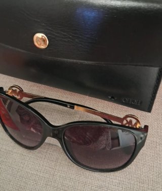 Cartera negra y Gafas de Sol .