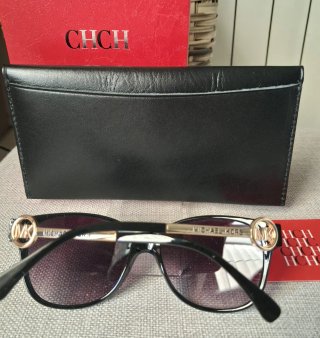 Cartera negra y Gafas de Sol .