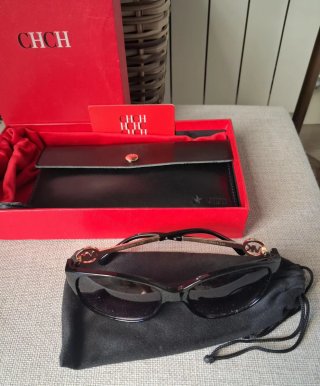 Cartera negra y Gafas de Sol .