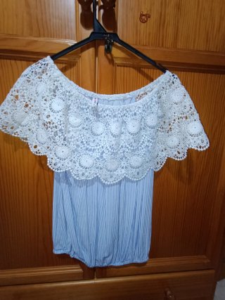 Blusa de rayas con volantes blancos