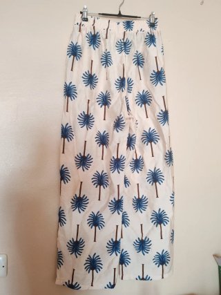 Pantalón palazzo estampado palmeras