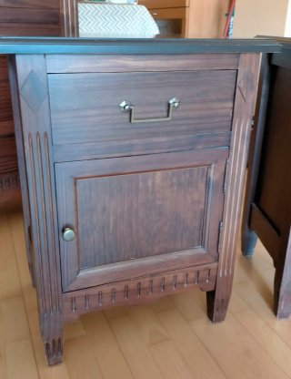 Cómoda y 2 mesitas de noche de madera