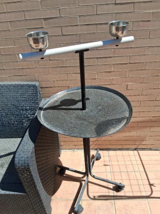 Percha para loro con bandeja
