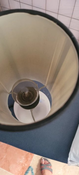 Lámpara de mesa negra y plateada