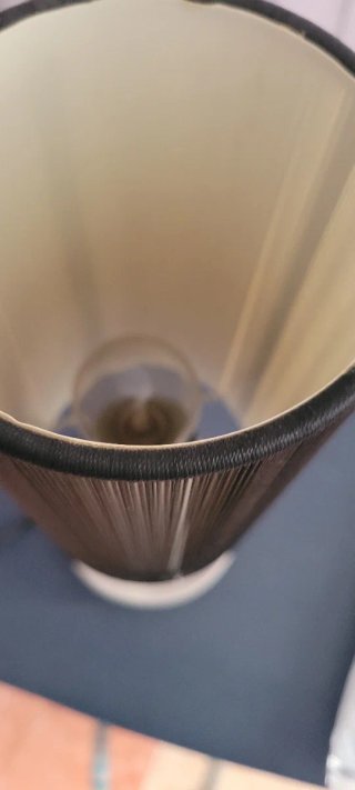 Lámpara de mesa negra y plateada