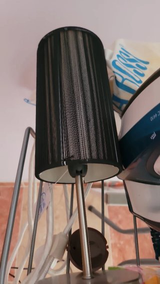 Lámpara de mesa negra y plateada