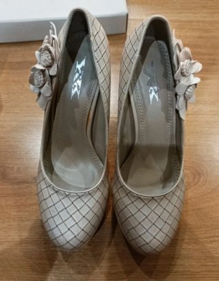 Zapatos de tacón beige adornados