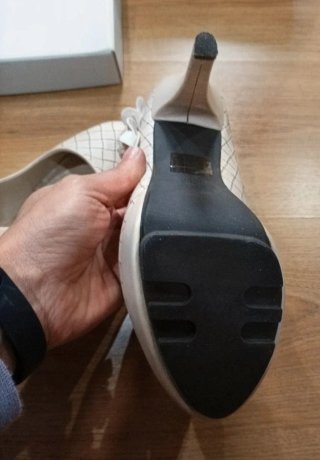 Zapatos de tacón beige adornados