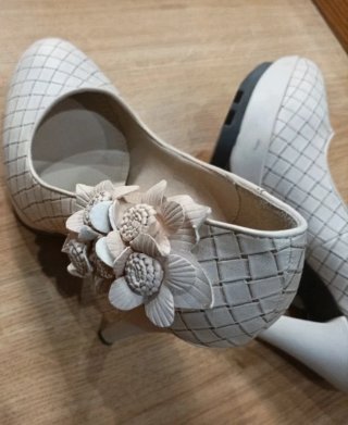 Zapatos de tacón beige adornados