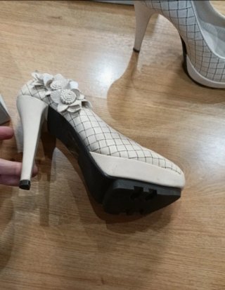 Zapatos de tacón beige adornados