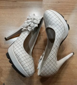 Zapatos de tacón beige adornados