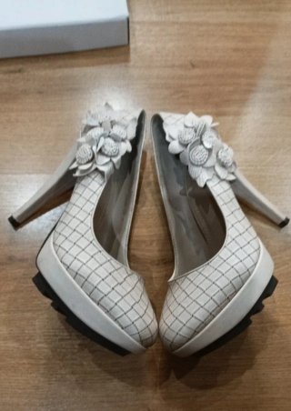 Zapatos de tacón beige adornados