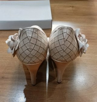 Zapatos de tacón beige adornados