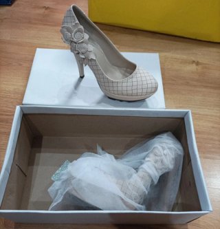 Zapatos de tacón beige adornados
