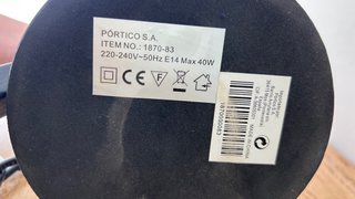 Lámpara de mesa metálica plateada