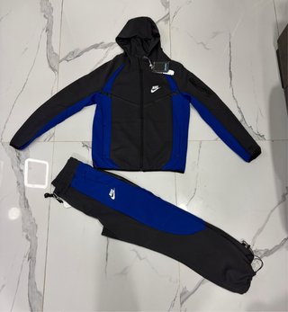 Conjunto deportivo Nike negro y azul