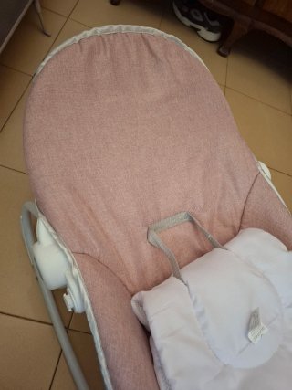 Mecedora para bebé rosa y gris