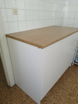 Mueble de cocina blanco y madera