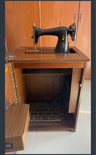 Máquina de coser Alfa antigua