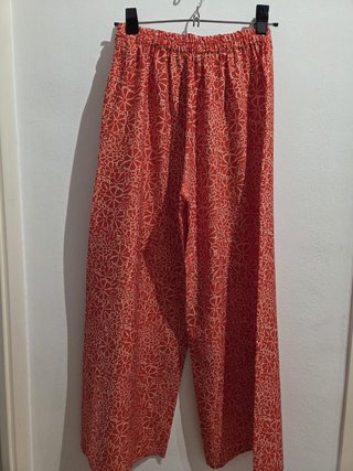 Pantalones anchos rojos y blancos