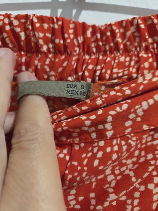 Pantalones anchos rojos y blancos