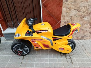 Moto de Juguete Amarilla