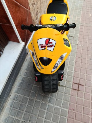 Moto de Juguete Amarilla