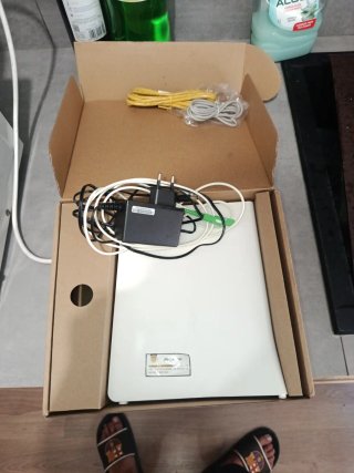 Router Nuevo con Cables y Adaptador