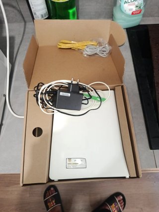 Router Nuevo con Cables y Adaptador