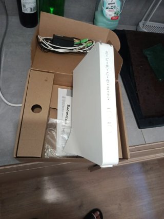 Router Nuevo con Cables y Adaptador