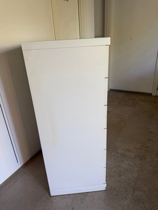 Cómoda alta blanca con 6 cajones
