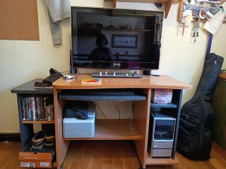 Mesa de ordenador con estanterías