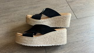 Sandalias cuña negras y beige