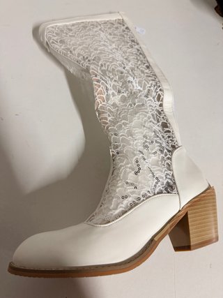Botas altas blancas de encaje