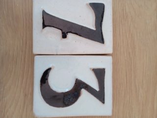 2 azulejos de cerámica con números