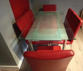 Mesa Comedor Cristal y Sillas Rojas