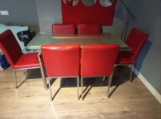 Mesa Comedor Cristal y Sillas Rojas