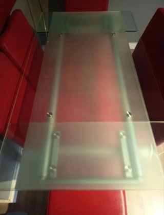 Mesa Comedor Cristal y Sillas Rojas