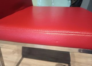 Mesa Comedor Cristal y Sillas Rojas