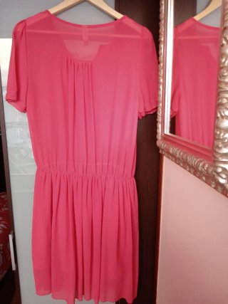 Vestido rosa con flor bordada