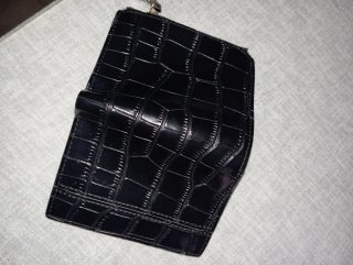 Cartera negra efecto piel cocodrilo